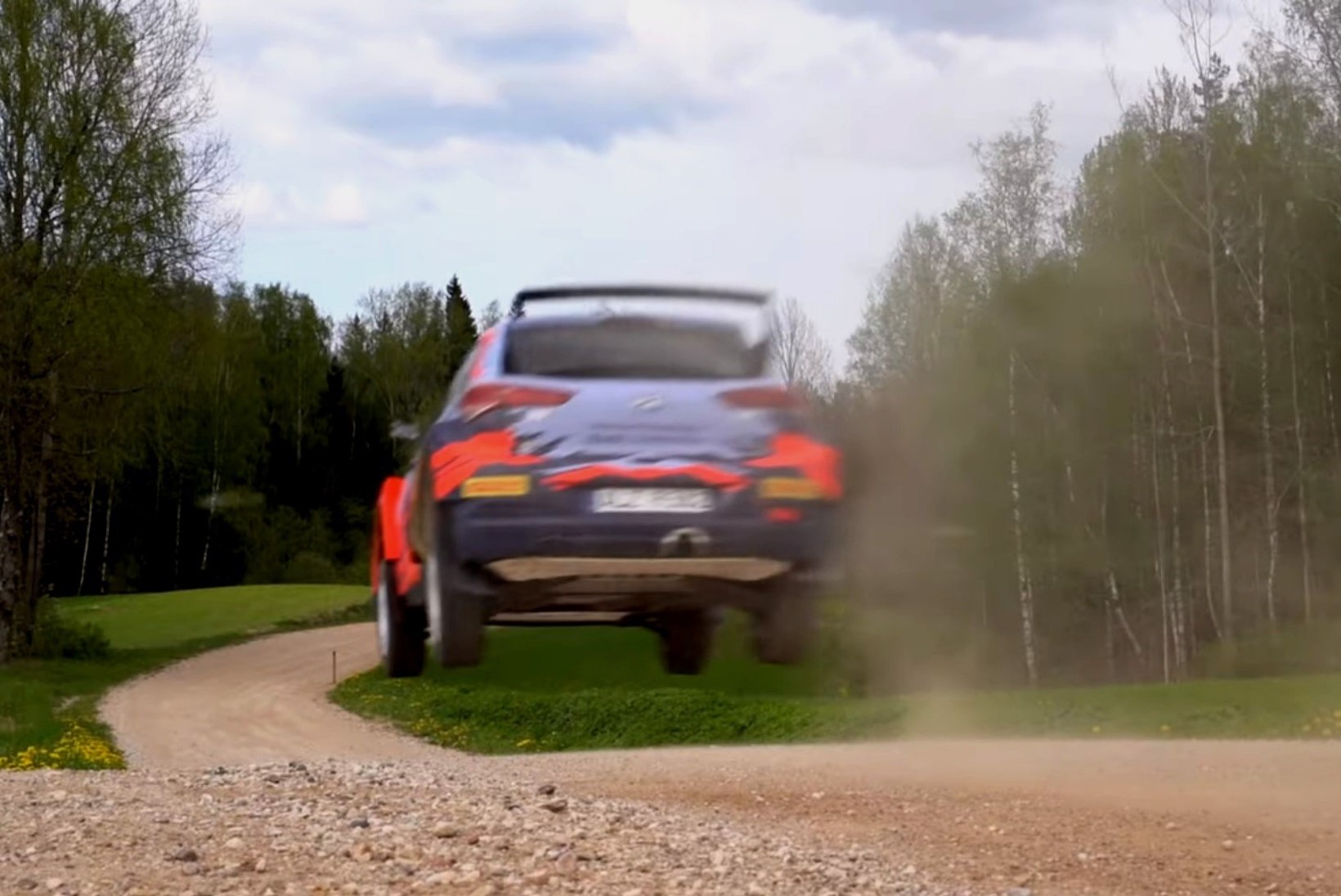 AMETLIK VIDEO! | Vaata, kuidas Ott Tänak Lõuna-Eesti maalilistel kruusateedel kilomeetreid mõõtis!