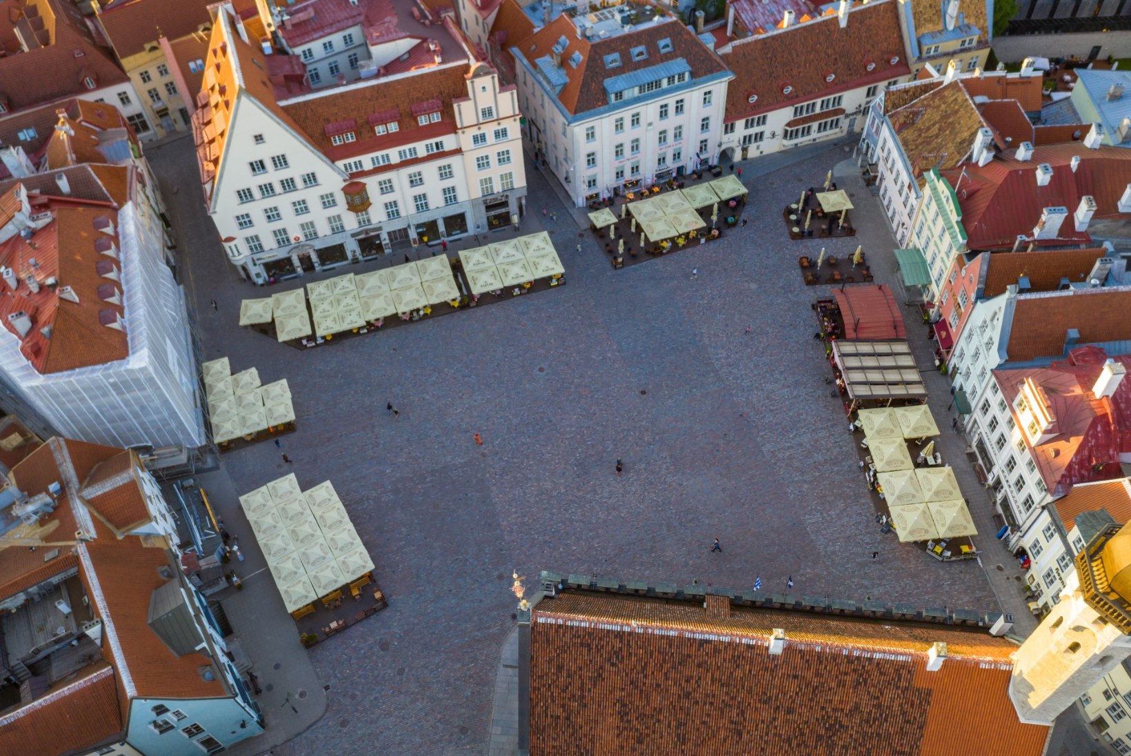 ÕLLE HIND REKORDMADAL: Tallinna Raekoja platsi söögikohtade hinnad kukkusid kivina