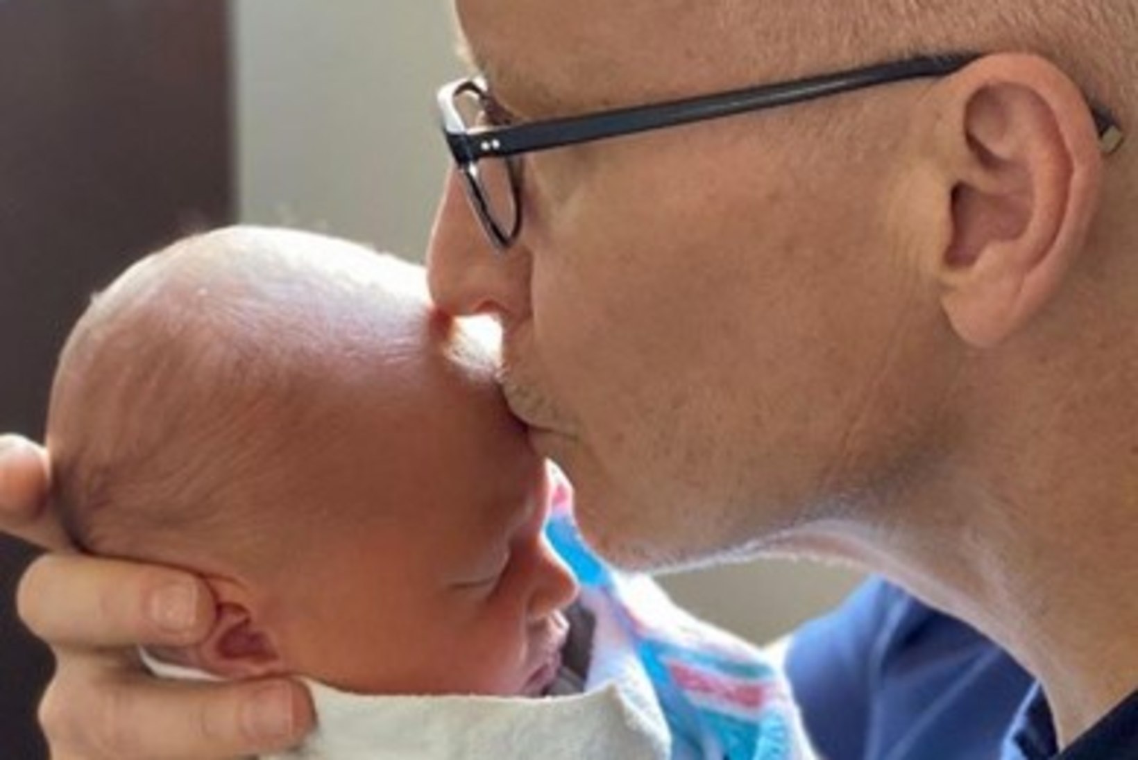 USA staarajakirjanik sai surrogaatema abil isaks