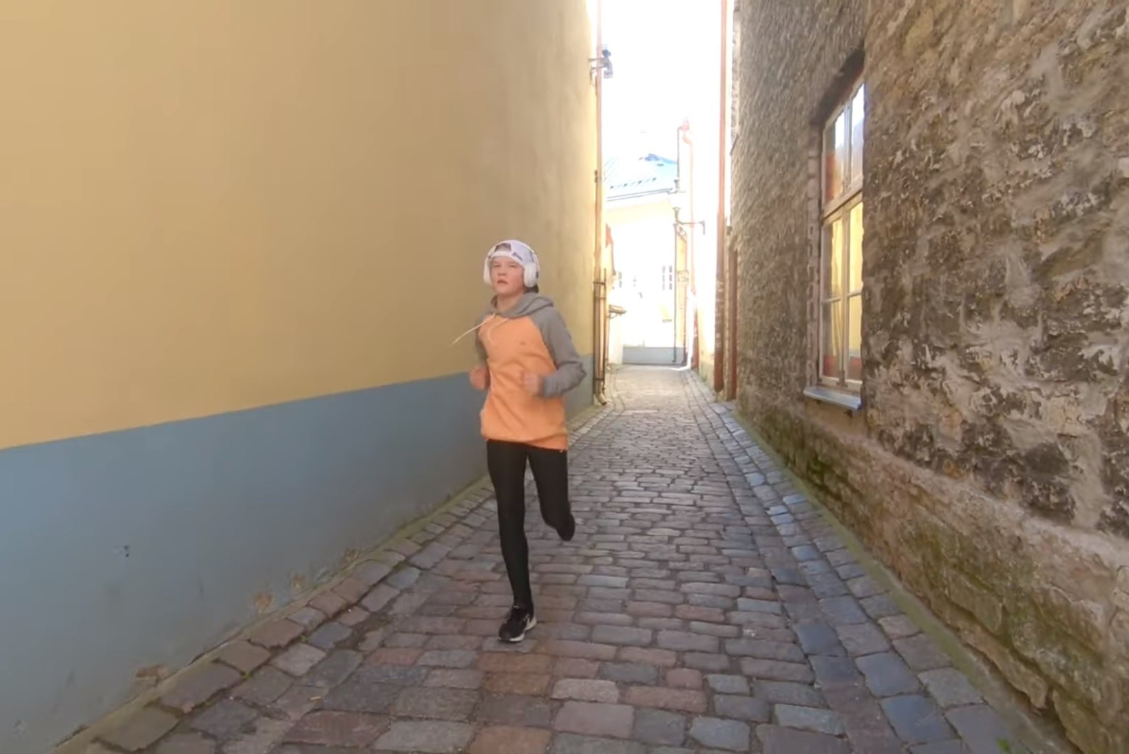 VIDEO | Jookse koos Henry Sildaruga mööda kauni Tallinna peaaegu inimtühje tänavaid!