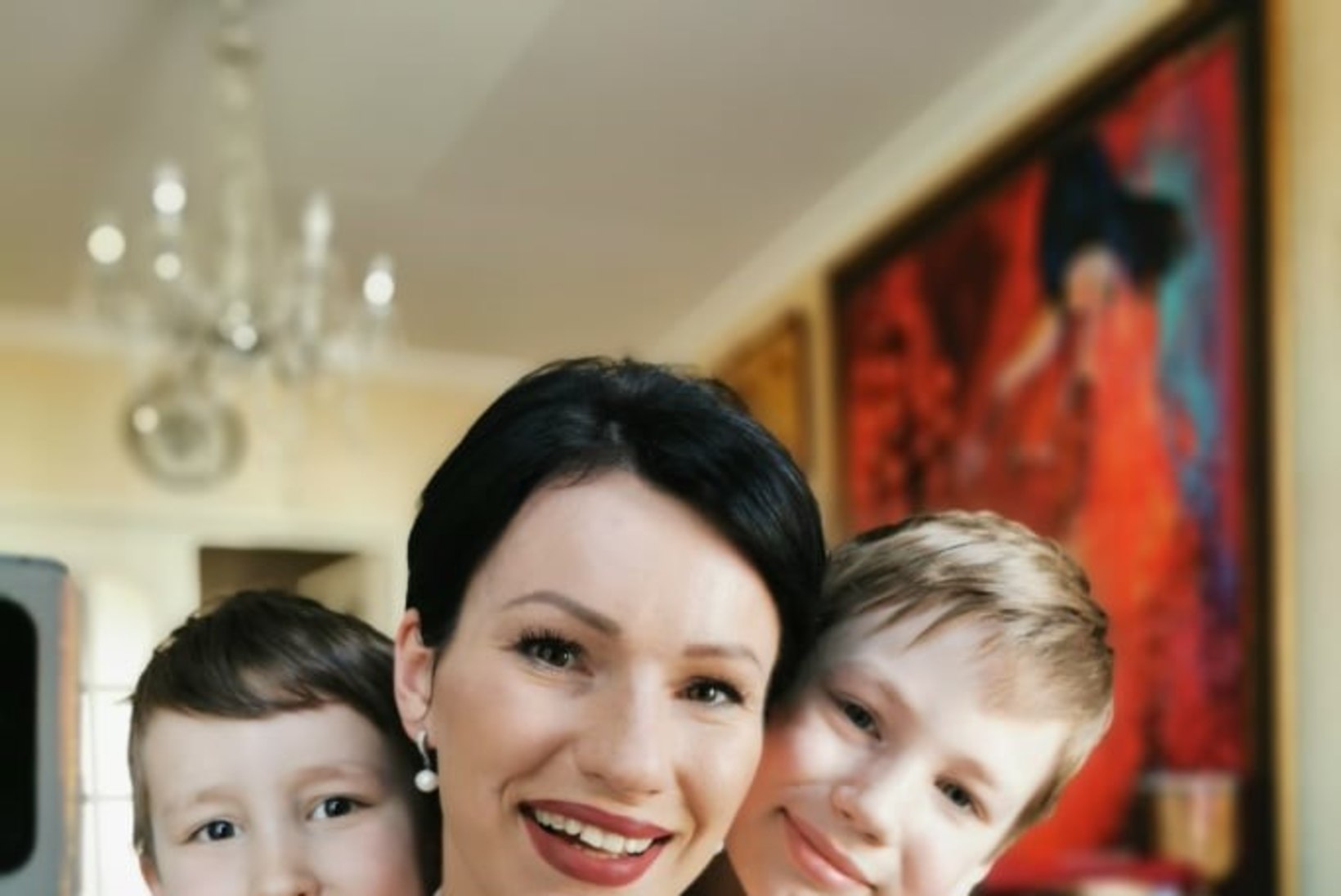 VAATA UUESTI | Silvia Ilves esines perekondlikul veebikontserdil koos poegadega