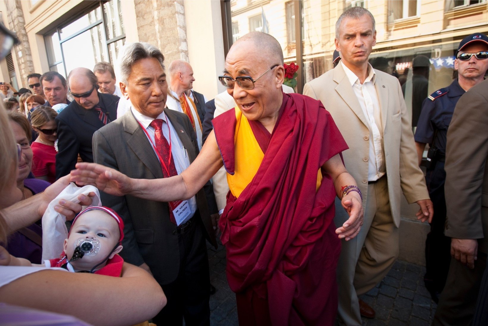 Dalai-laama annab välja esimese albumi