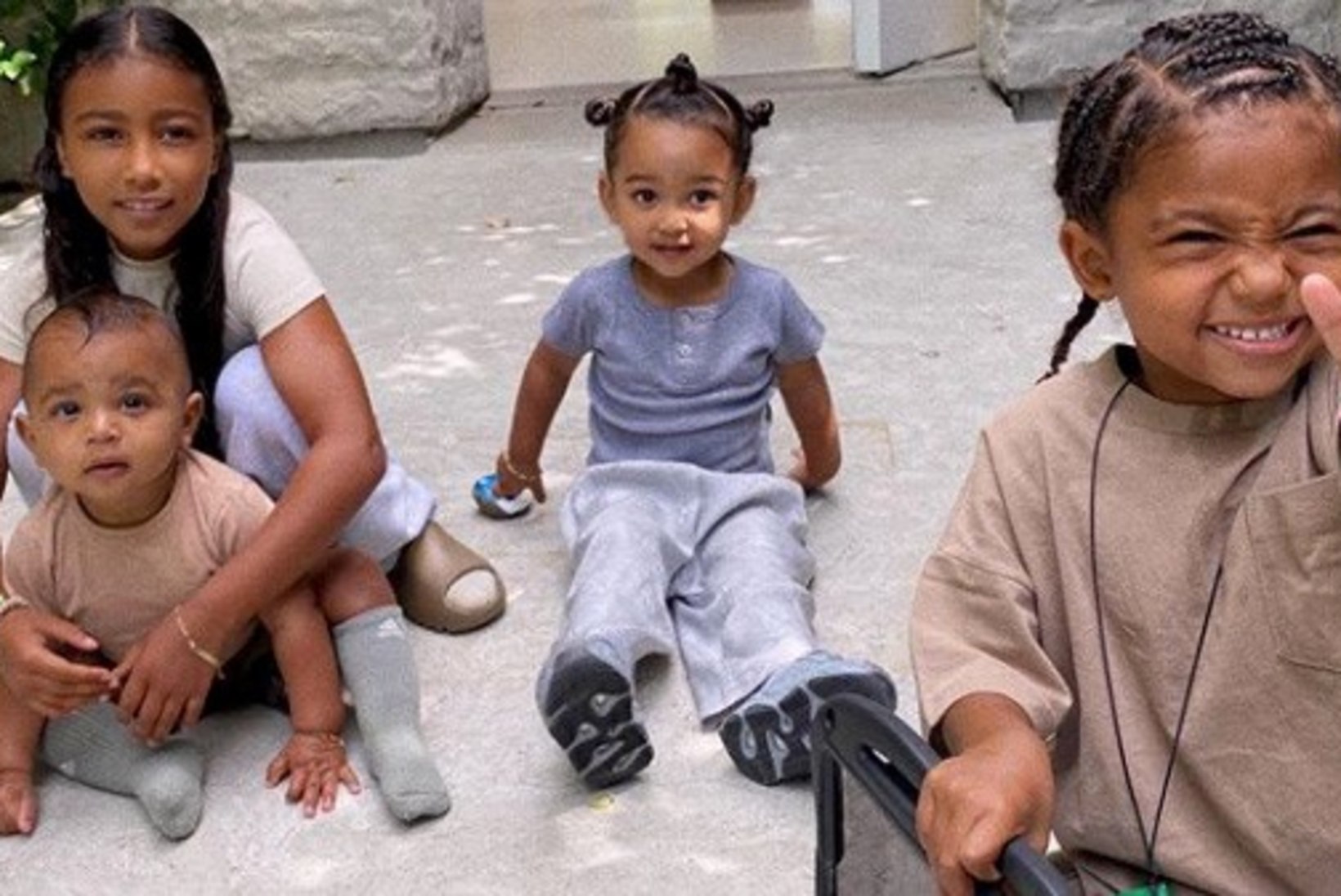 Kim Kardashian avaldas harukordse kaadri kõigist oma neljast lapsest