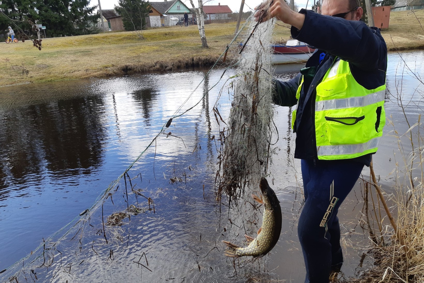 Probleem: Eestimaa veekogudes tapavad kalu omaniketa nakkevõrgud