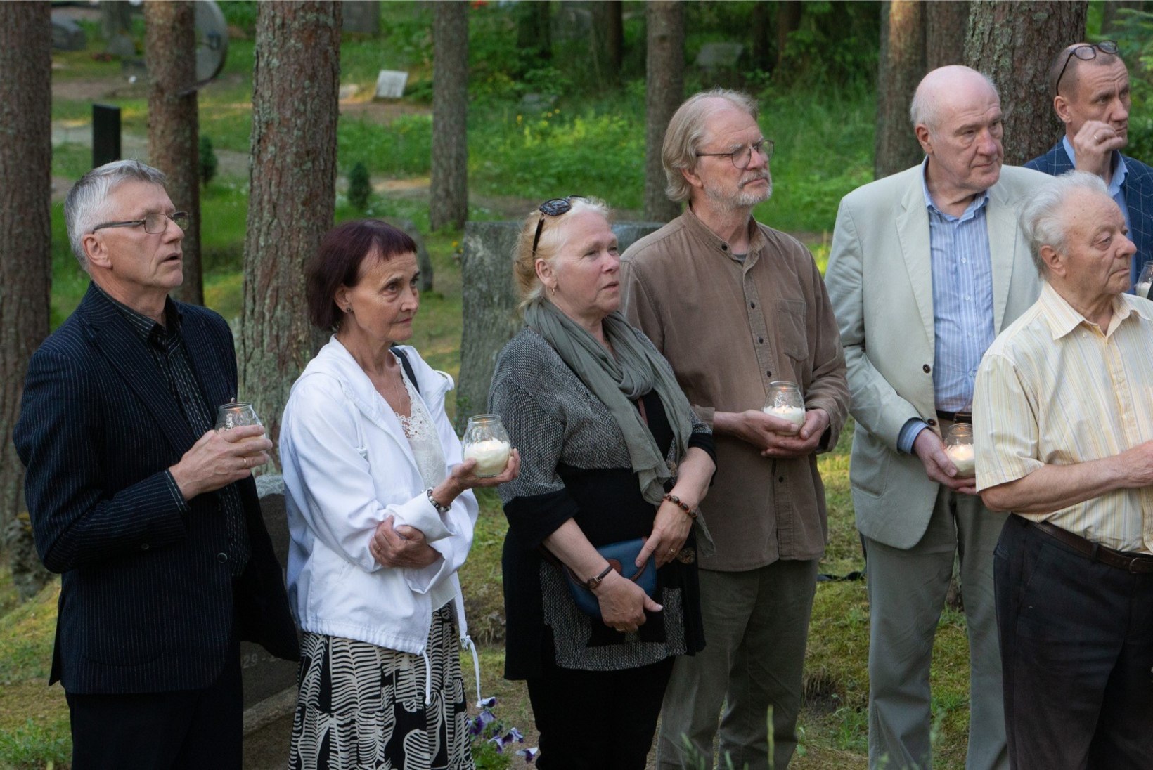 GALERII | Laulupeo dirigendid õnnistasid Tallinnas Metsakalmistul sisse mälestuspaiga Laululavalt lahkunuile