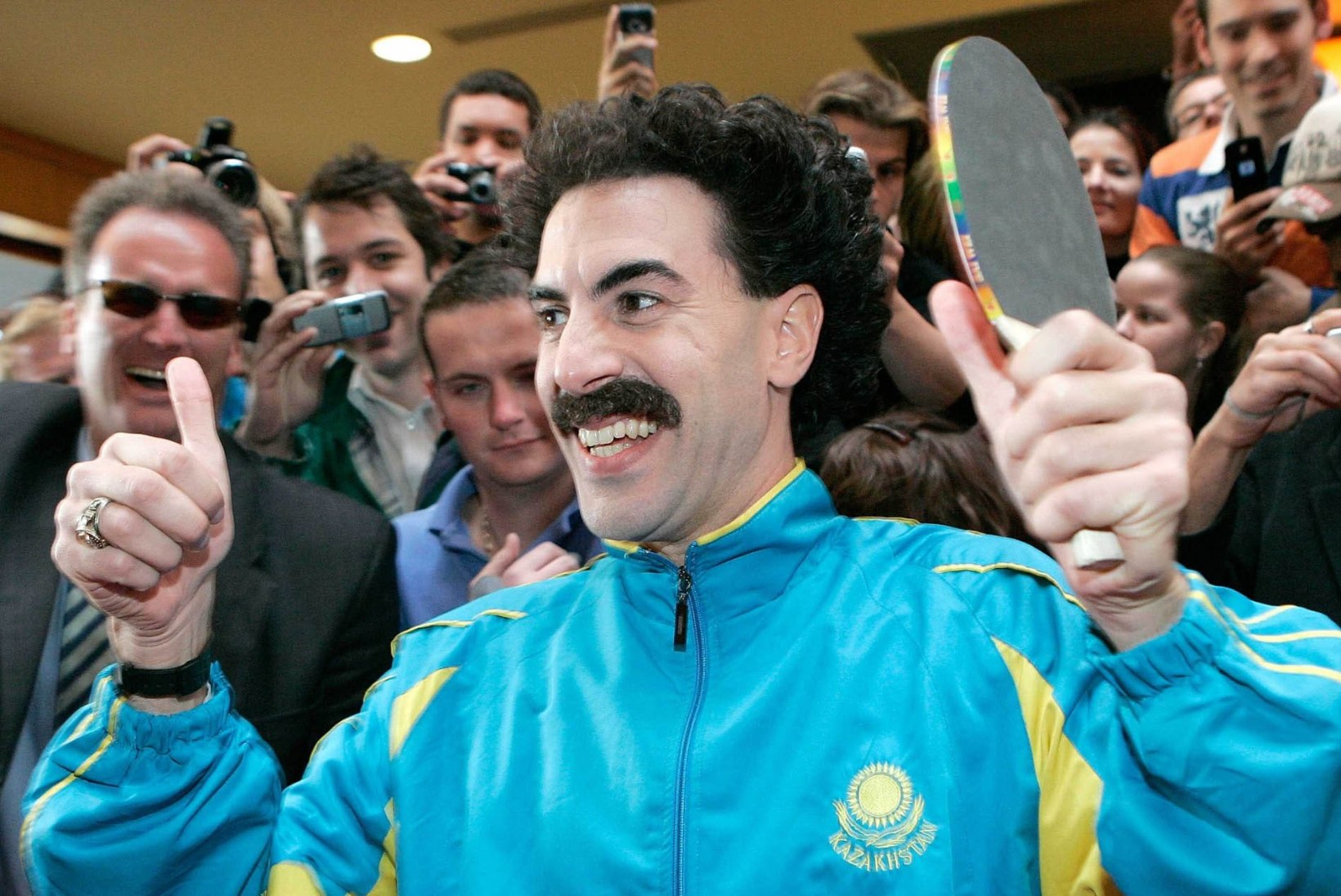 VIDEO | „Borati“ täht tungis rassistliku kantrilauljana USA konservatiivide üritusele 