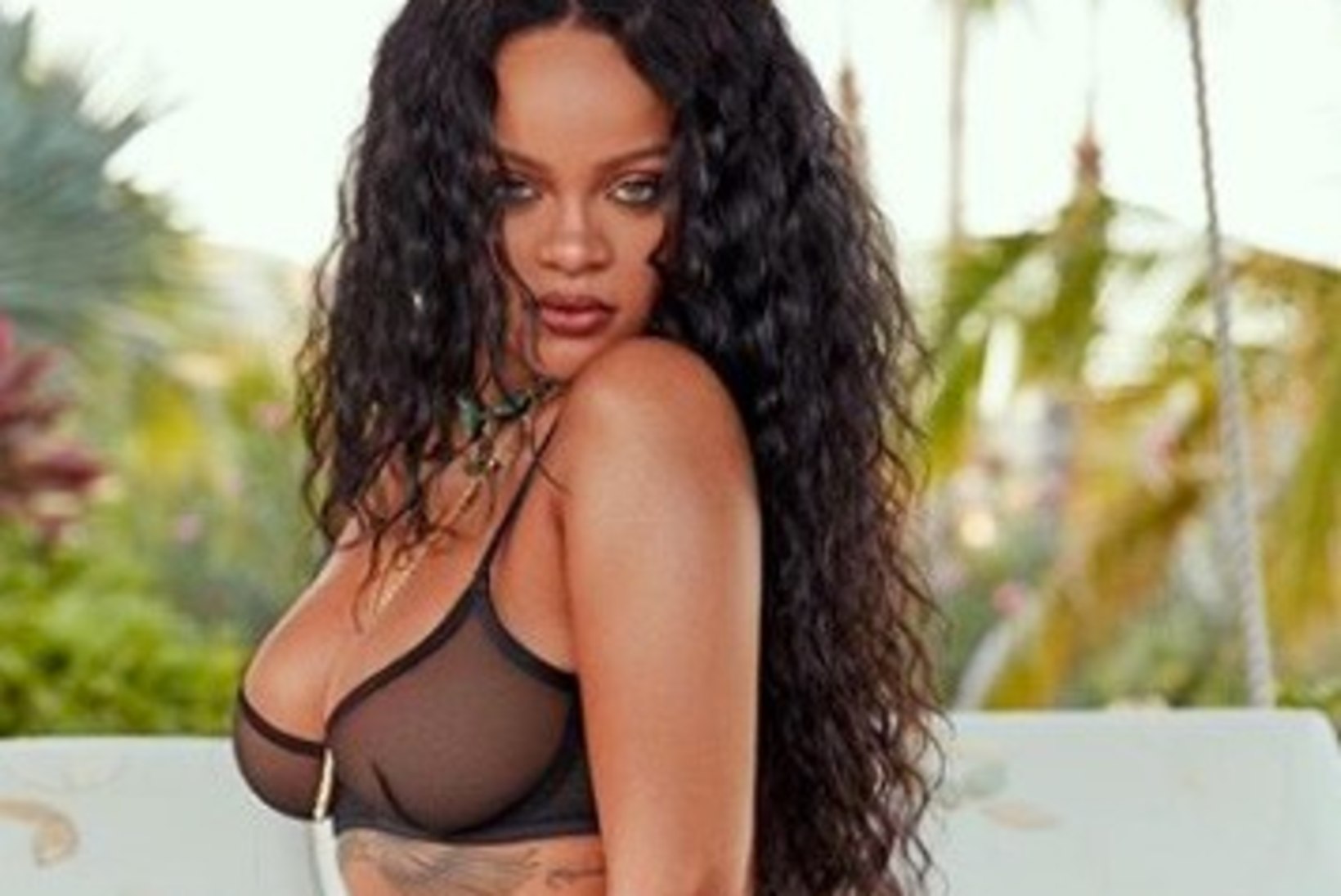 KUUM, KUUMEM, KUUMIM! Rihanna hullutab superseksikate pesufotodega