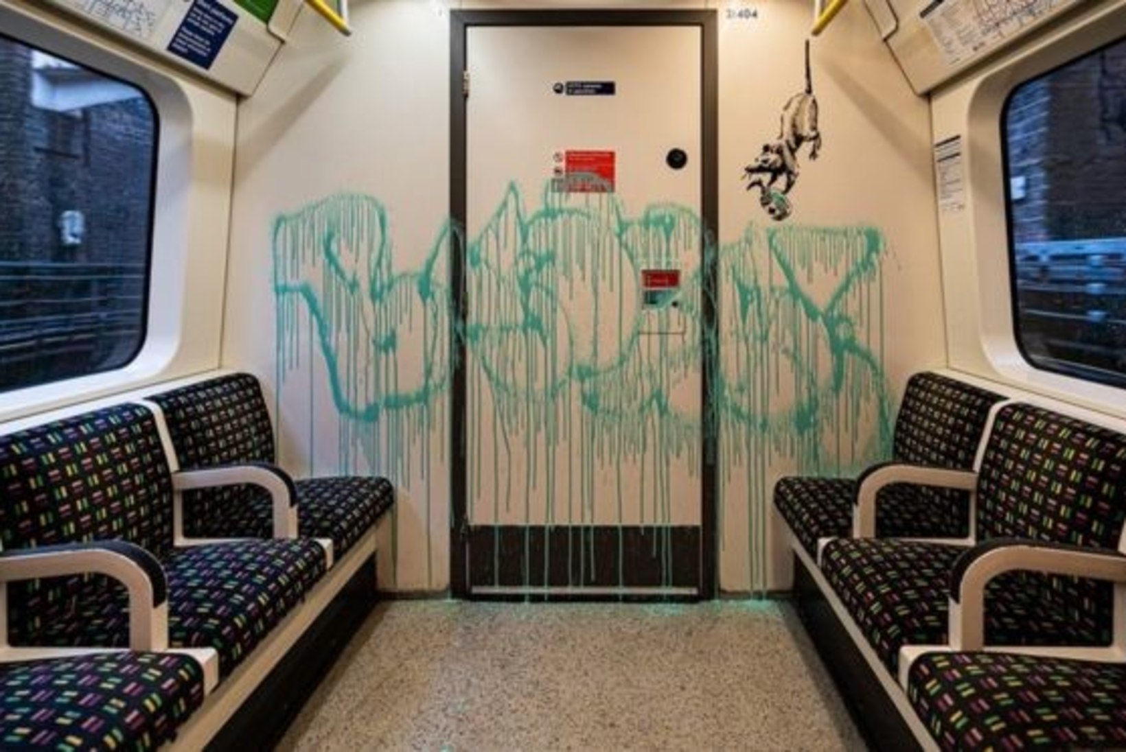 JÄIGAD EESKIRJAD: Londoni metrootöötajad hävitasid kuulsa grafitikunstniku uusima teose