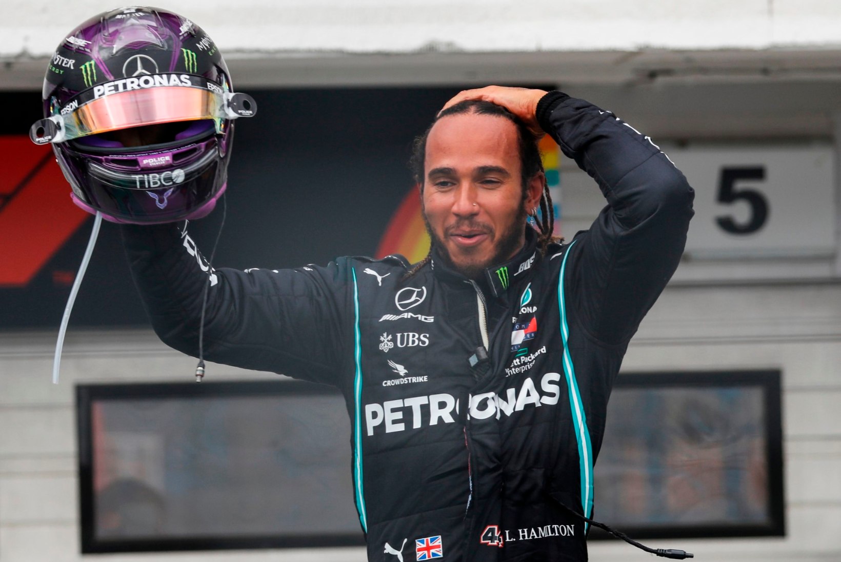 VORMELIRINDEL MUUTUSTETA: Hamilton tuli, nägi, võitis ja kordas Schumacheri rekordit