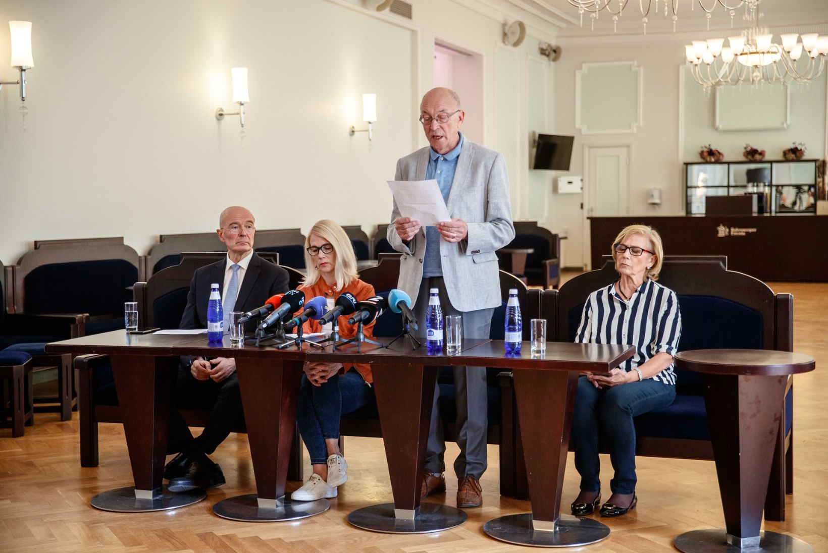 Estonia skandaal: Aivar Mäe eemaldati ametist, Arne Mikk lahkus ise