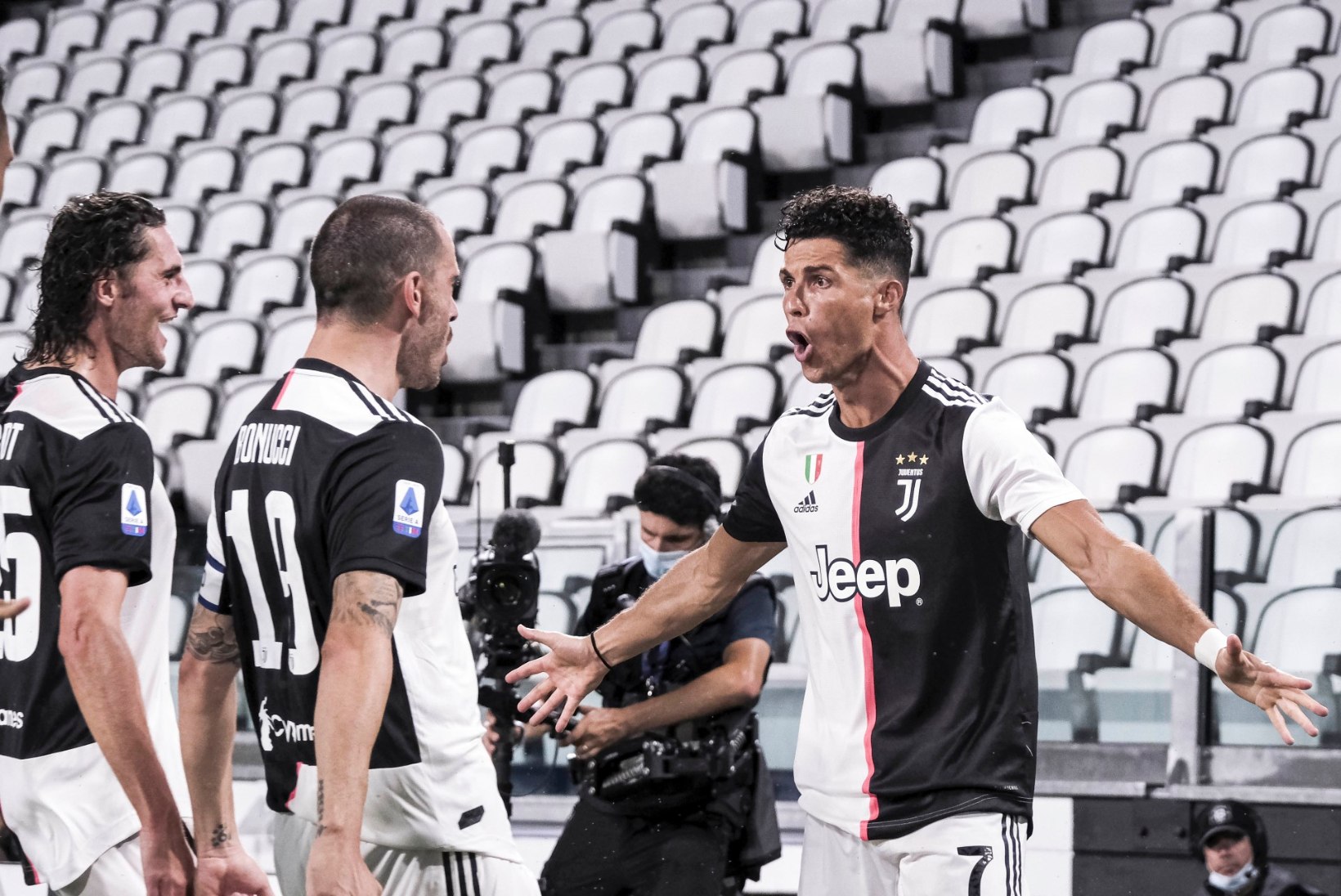Juventus astus võiduga suure sammu tiitli suunas, Ronaldolt kaks rekordit
