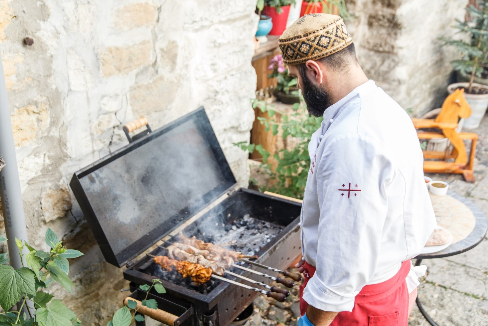 KUIDAS TEHA ÕIGET ŠAŠLÕKKI: „Kui liha peal ei ole rasva, siis ei ole tal ka maitset,“ ütleb grusiinist kokk