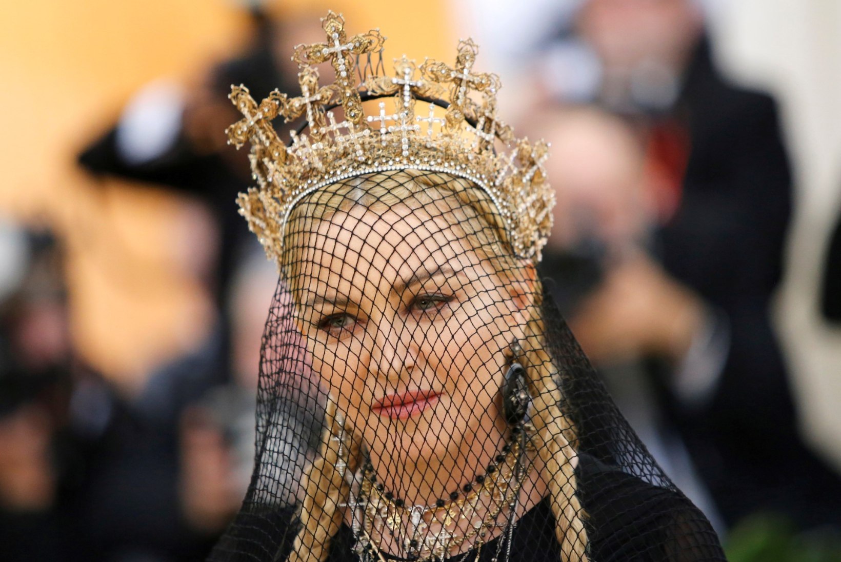 FOTO | Madonna kiskus särgi seljast