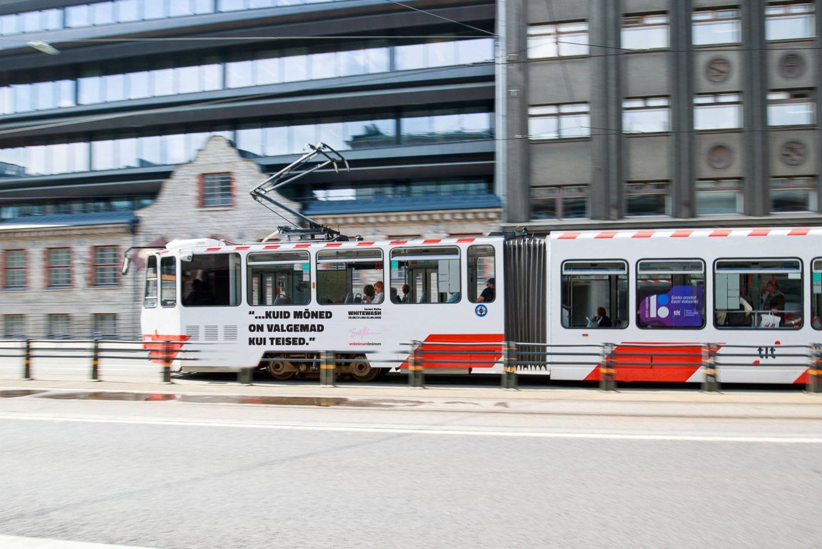 Linnavalitsus pidas rassismivastase etenduse pealinna trammidele mõeldud reklaami liiga rassistlikuks
