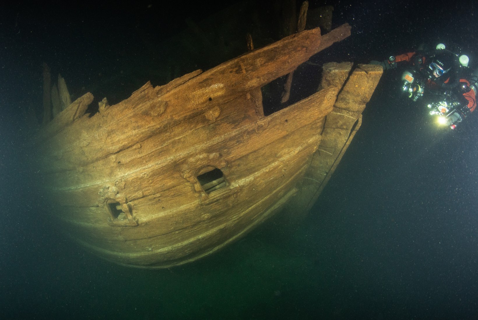 FOTOD JA VIDEO | HARULDANE LEID: Hiiumaa lähistelt leiti 400 aastat vana laevavrakk