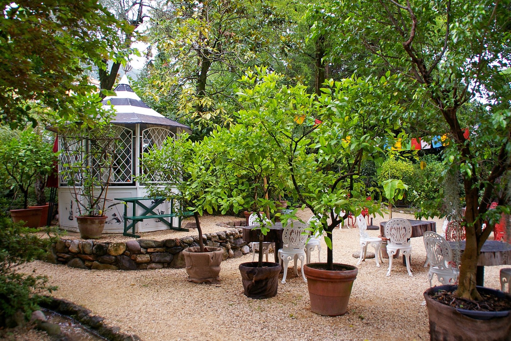 Naudi oma aeda! Head nõuanded, kuidas kujundada aias mõnusad puhkepaigad