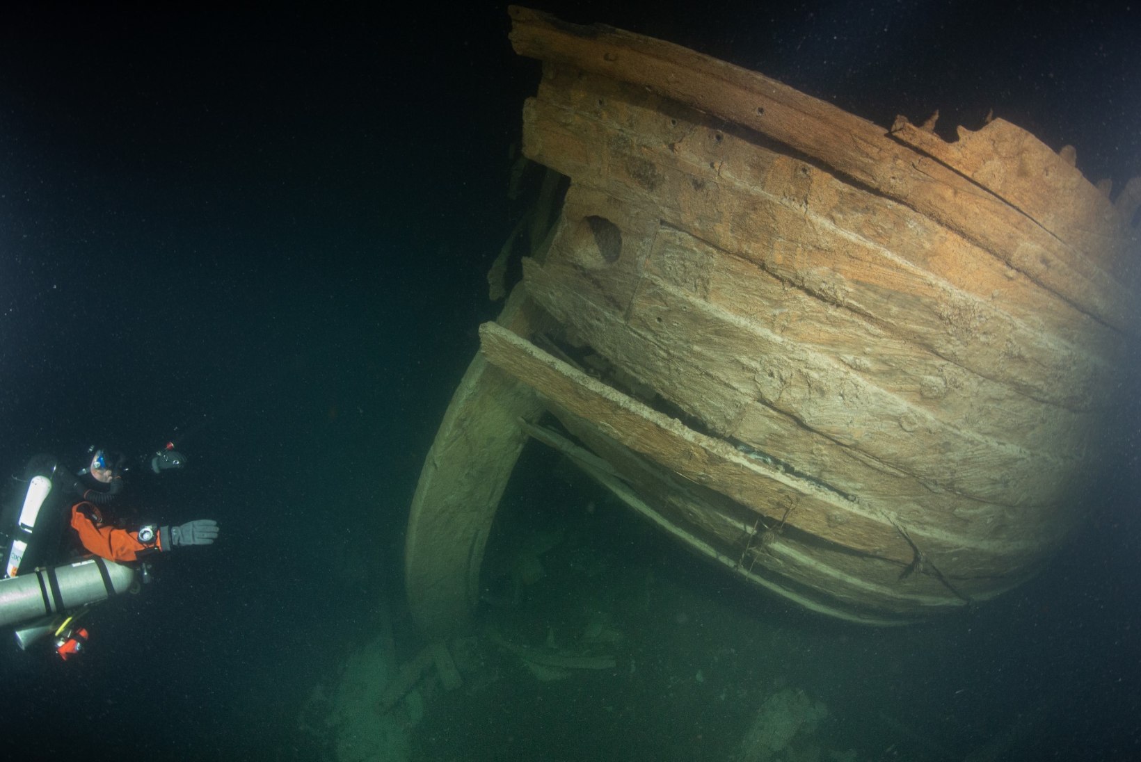 FOTOD JA VIDEO | HARULDANE LEID: Hiiumaa lähistelt leiti 400 aastat vana laevavrakk