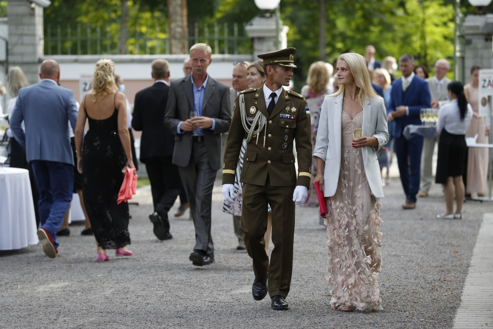 GALERII JA VIDEOD | President Kersti Kaljulaid võõrustas taasiseseisvumispäeva puhul roosiaias külalisi