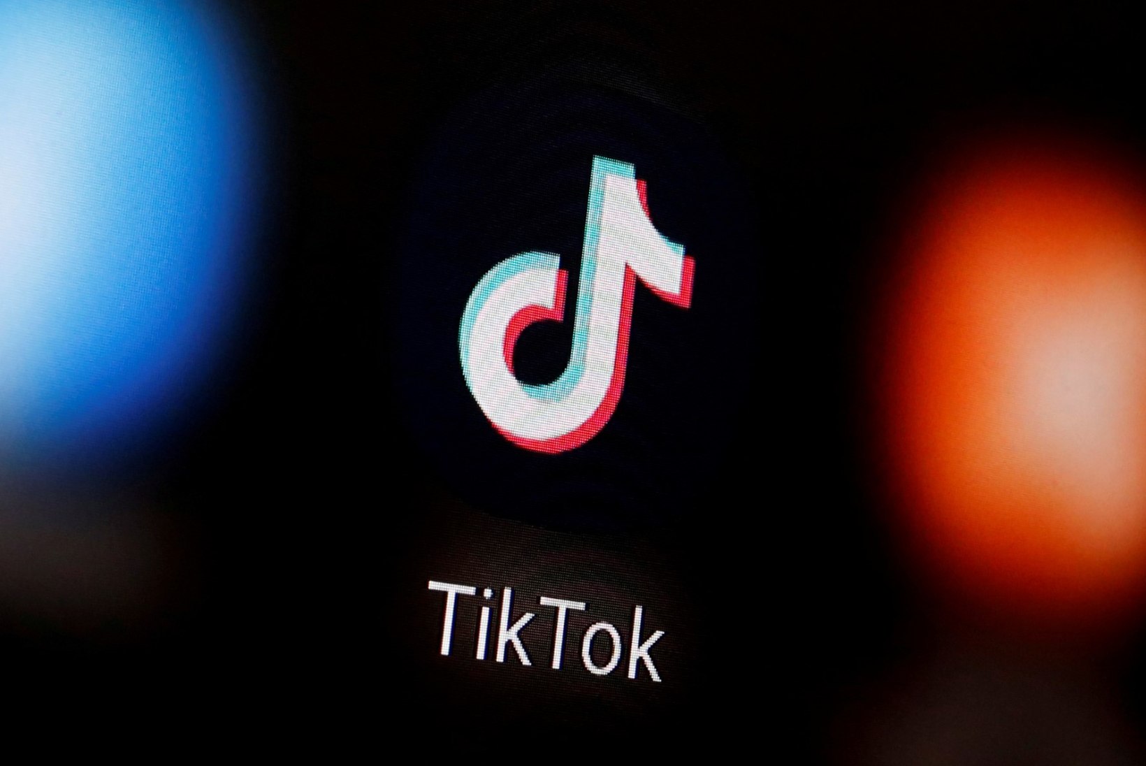 Eesti riigiasutus keelas töötelefonides TikToki: see on turvarisk!