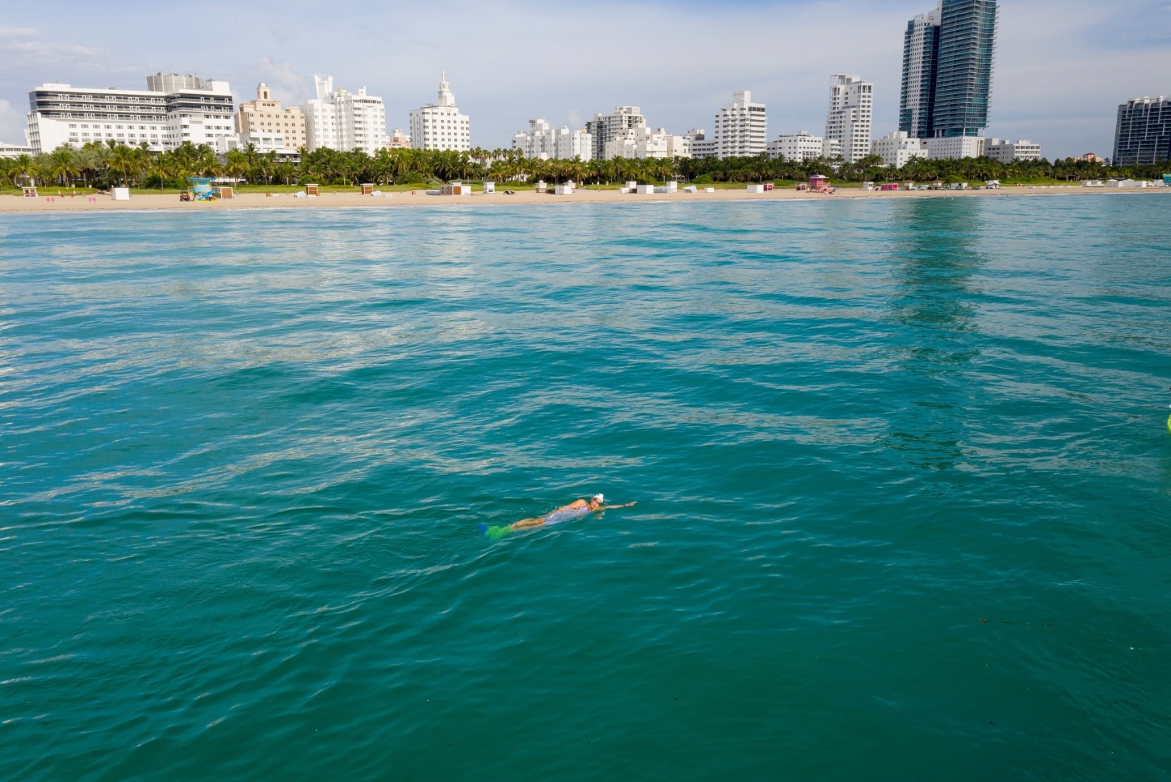 Ookeanis merineitsisabaga ja käte abita 20 km ujunud eestlanna: äikesetorm võttis samal hommikul poolelt Miamilt elektri