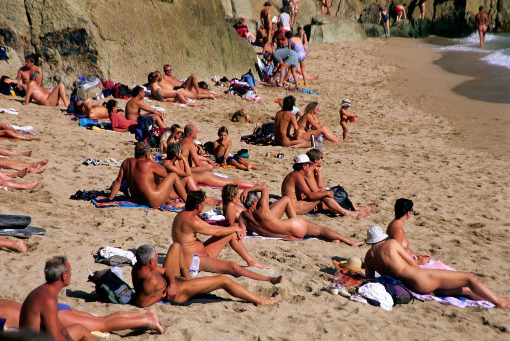 KOROONA TABAS NATURISTE: kuulsas rannas nakatus üle saja alasti puhkaja