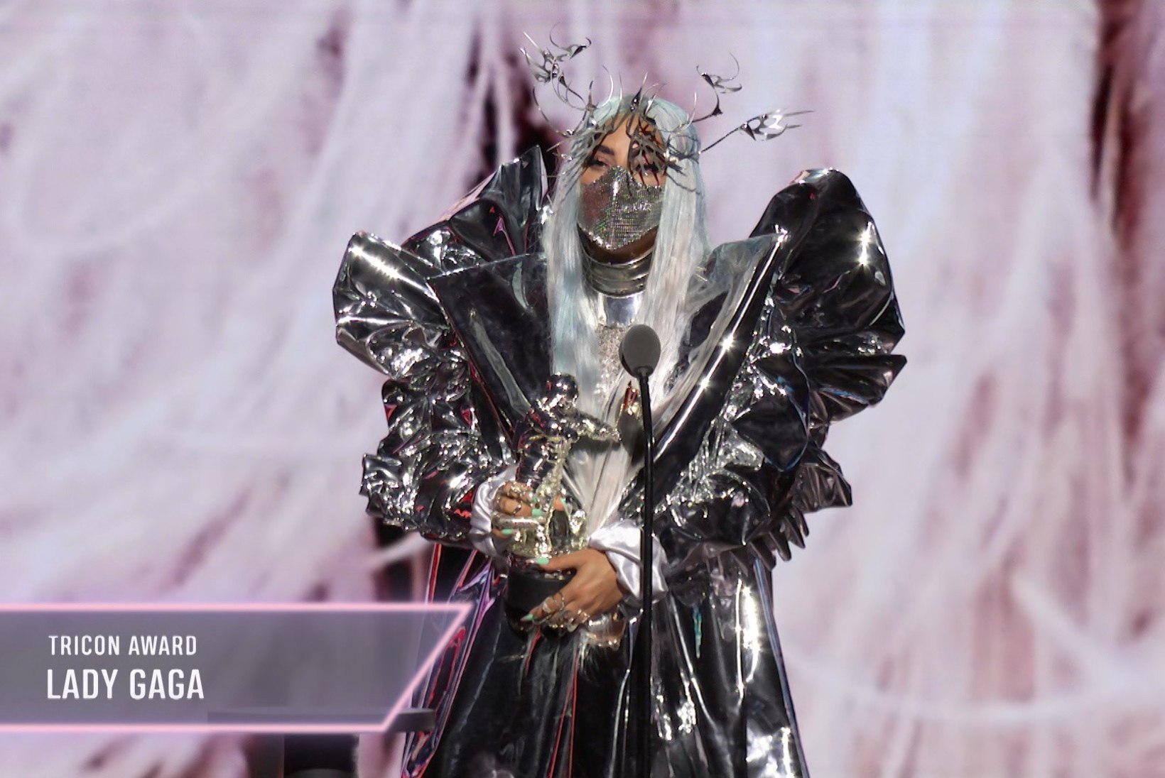 VIDEO | Pöörastes maskides Lady Gaga tegi MTV galal puhta töö