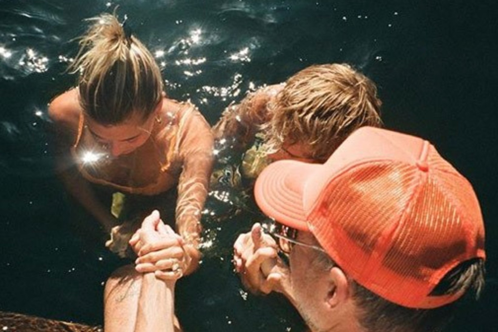 FOTOD | Bieber ja tema naine lasid end üheskoos ristida