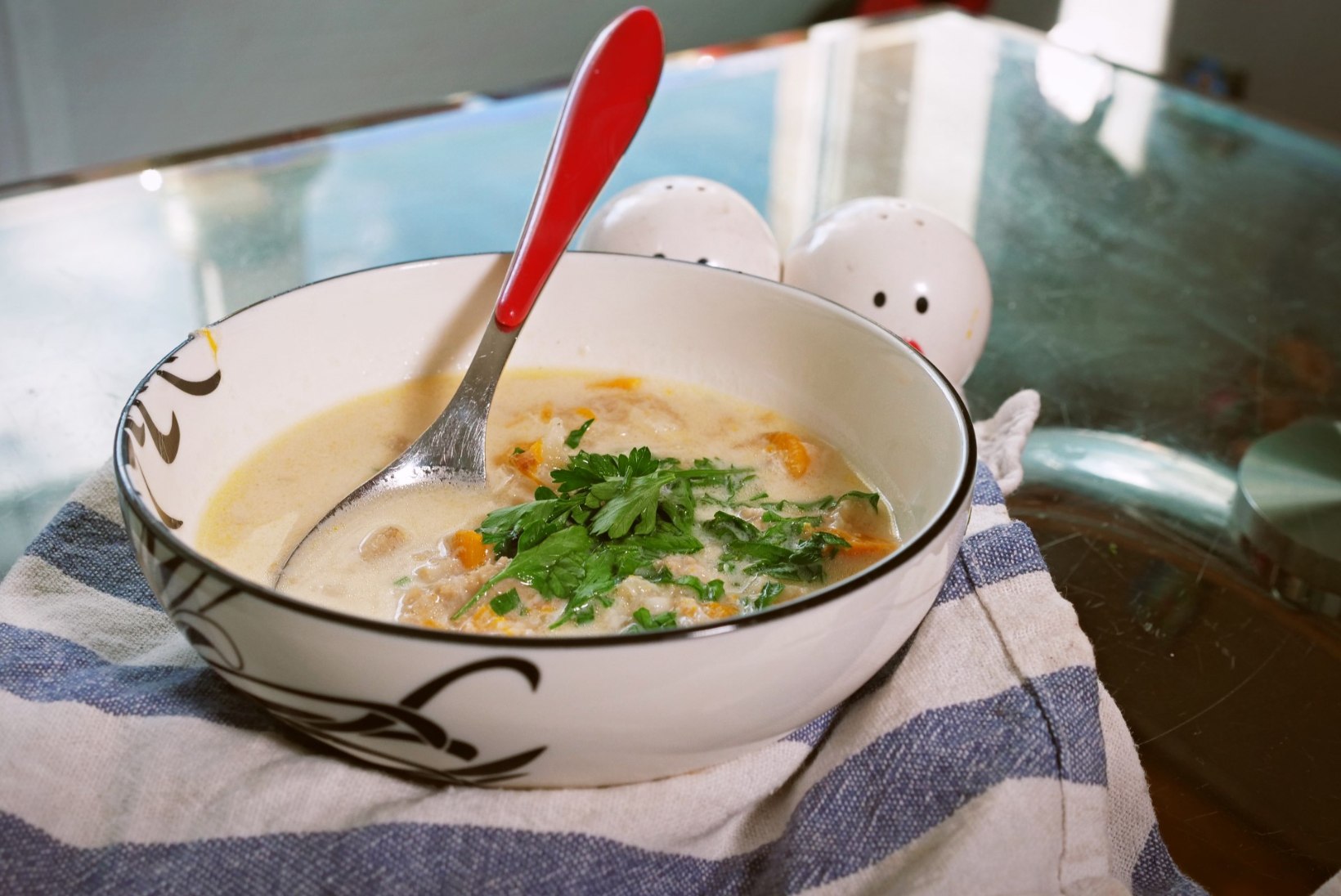 VIDEOKATSE | „Kiika (k)ööki!“: kuidas mekib veisemaost tehtud balkanipärane supp