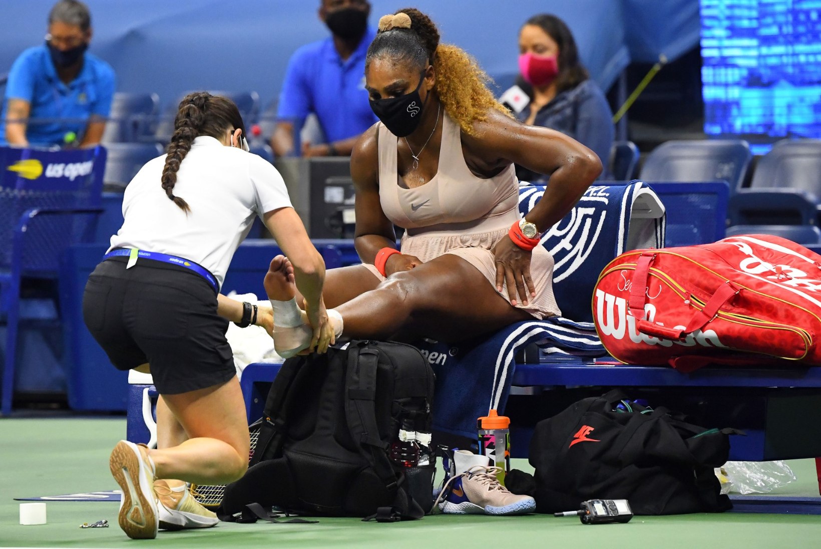 Ajalugu jäi tegemata: Serena Williams sai US Openi poolfinaalis vigastada ja langes välja
