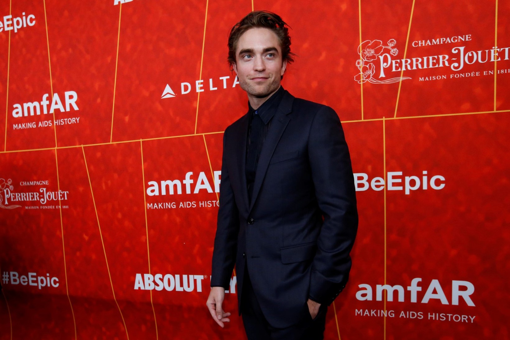Koroonast tervenenud Robert Pattinson naasis Batmani-filmi võtetele