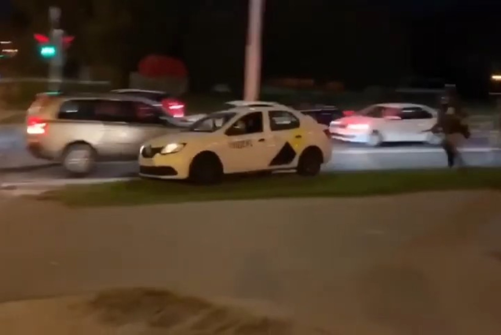 VIDEO | Minski taksojuht aitas protestijal märulipolitsei eest põgeneda