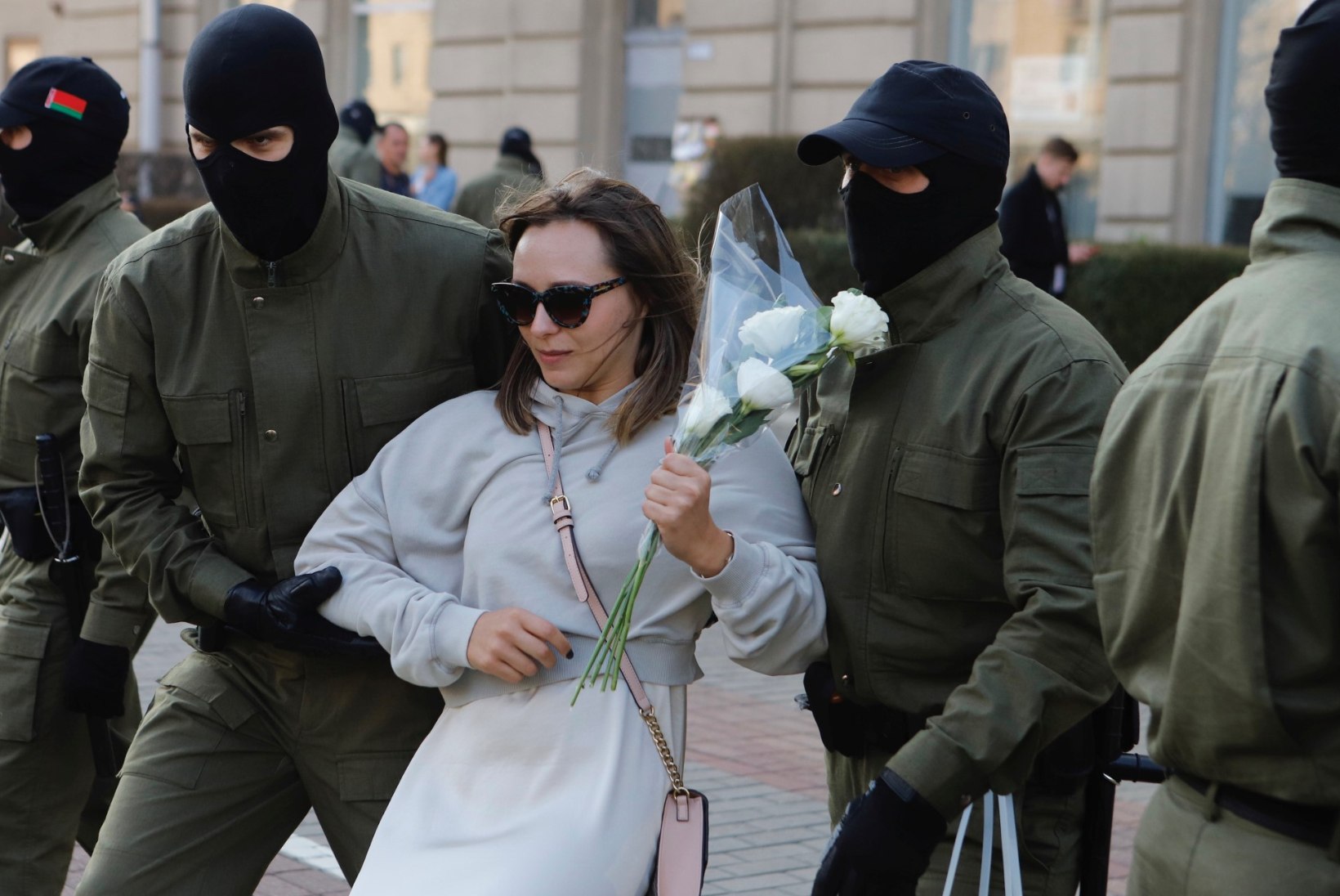 Valgevenes pidas politsei kinni kümned meeleavaldajad. Ka 73aastane aktivist tiriti kaubikusse