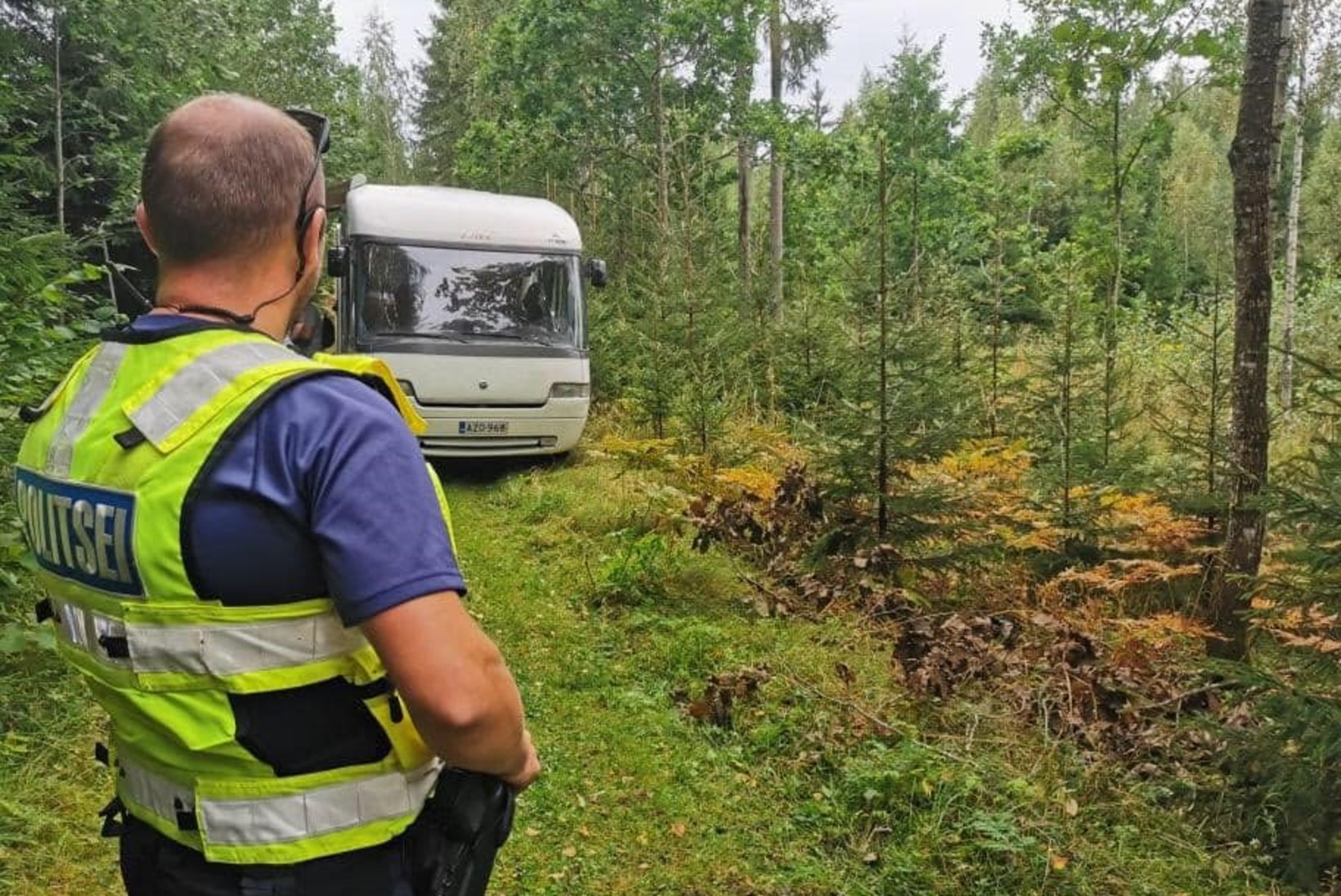 Politsei avastas Elva lähedal metsast matkabussist kolm purjus rallituristi, kes soovisid võistlust ilma loata vaadata