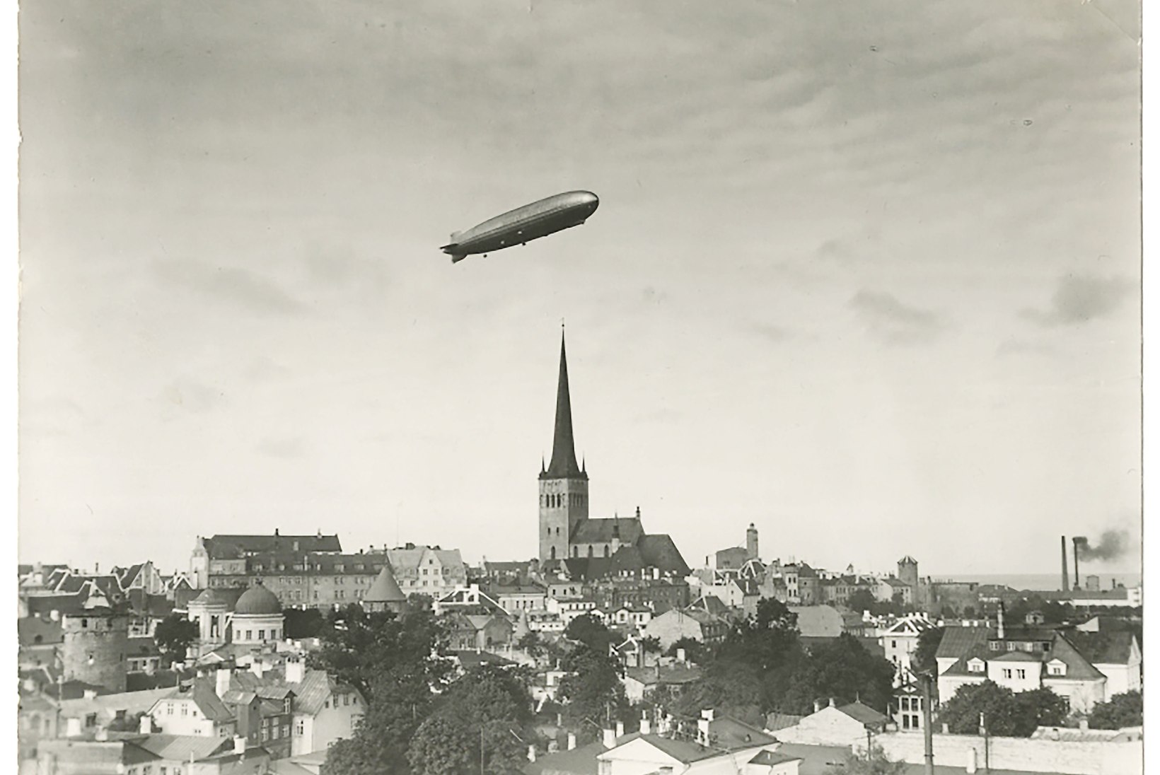 MAAILMA SUURIM ÕHULAEV TALLINNA KOHAL: Graf Zeppelin meelitas tänavatele kümned tuhanded inimesed, töö- ja koolielu seiskus täielikult
