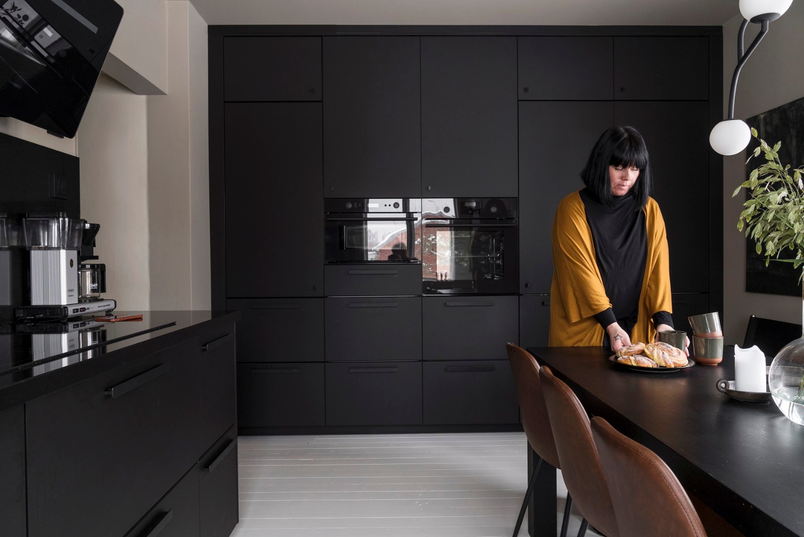FOTOLUGU | Moodsalt napi sisustusega majas on oskuslikult mängitud musta värvi ja detailidega