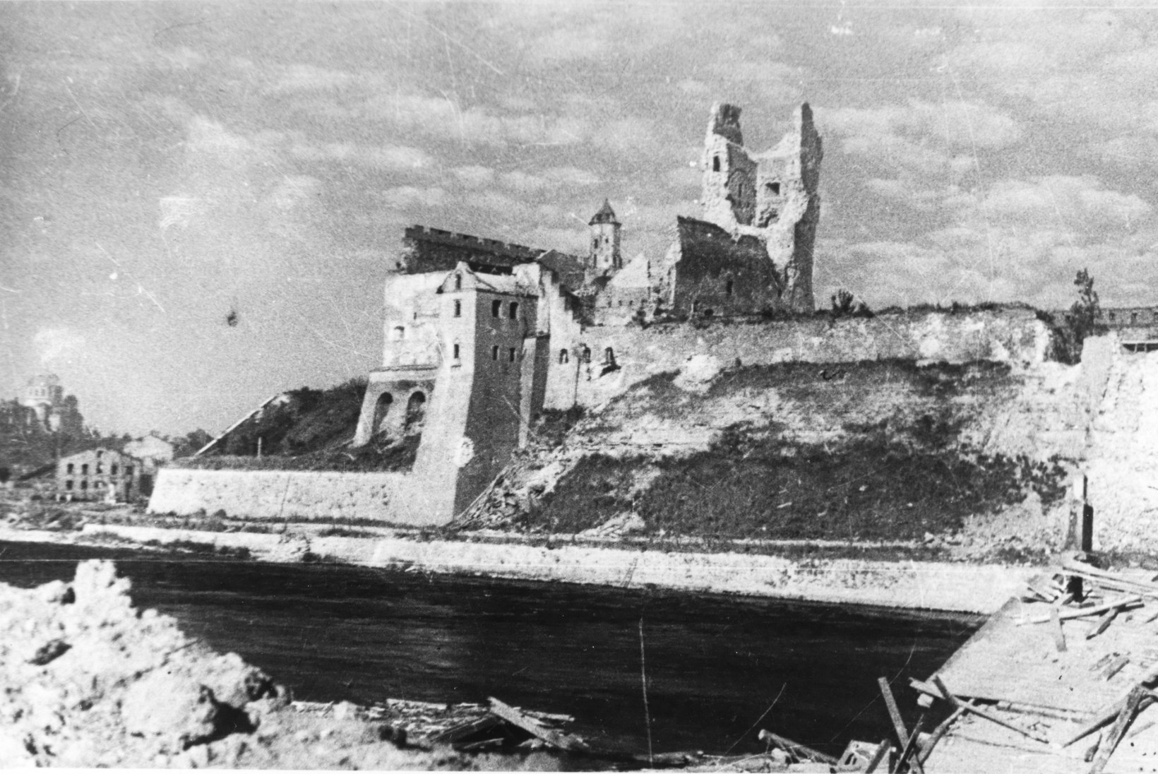 Sõda jõudis Eesti piirile: Narva tühjendati elanikest