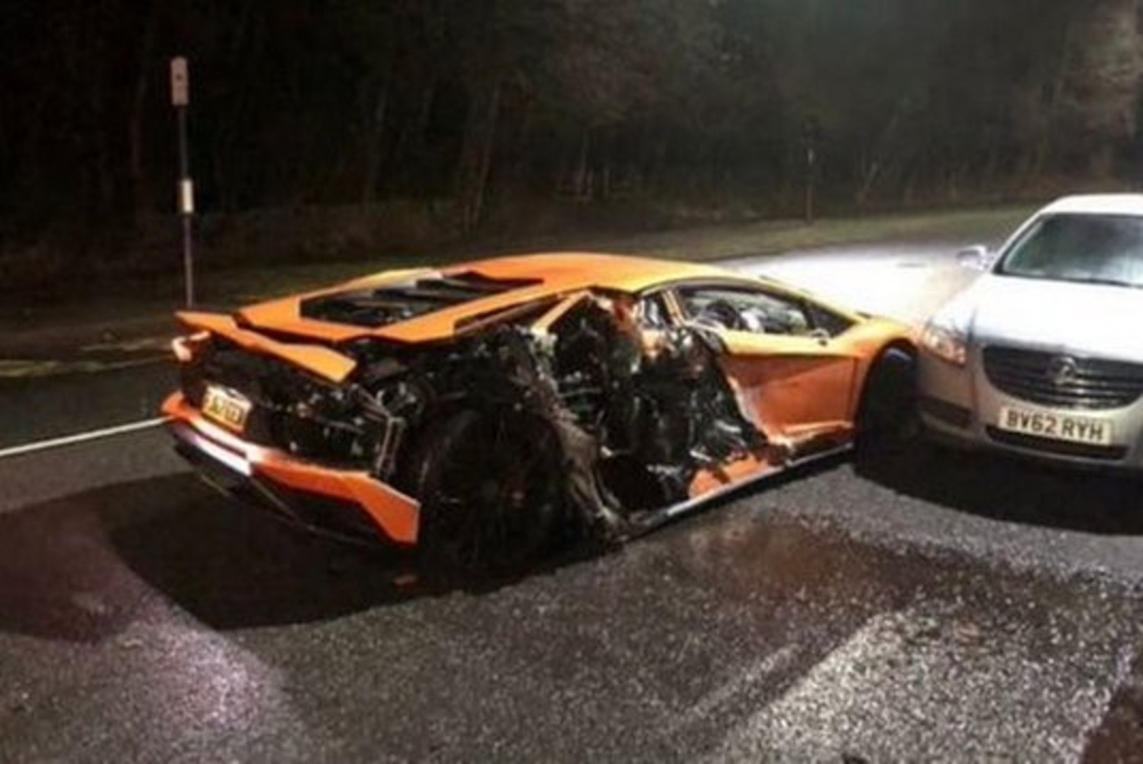 Prantsuse jalgpalliässa Lamborghini osales jõhkras avariis, mis võinuks pealtnägija sõnul kellegi tappa