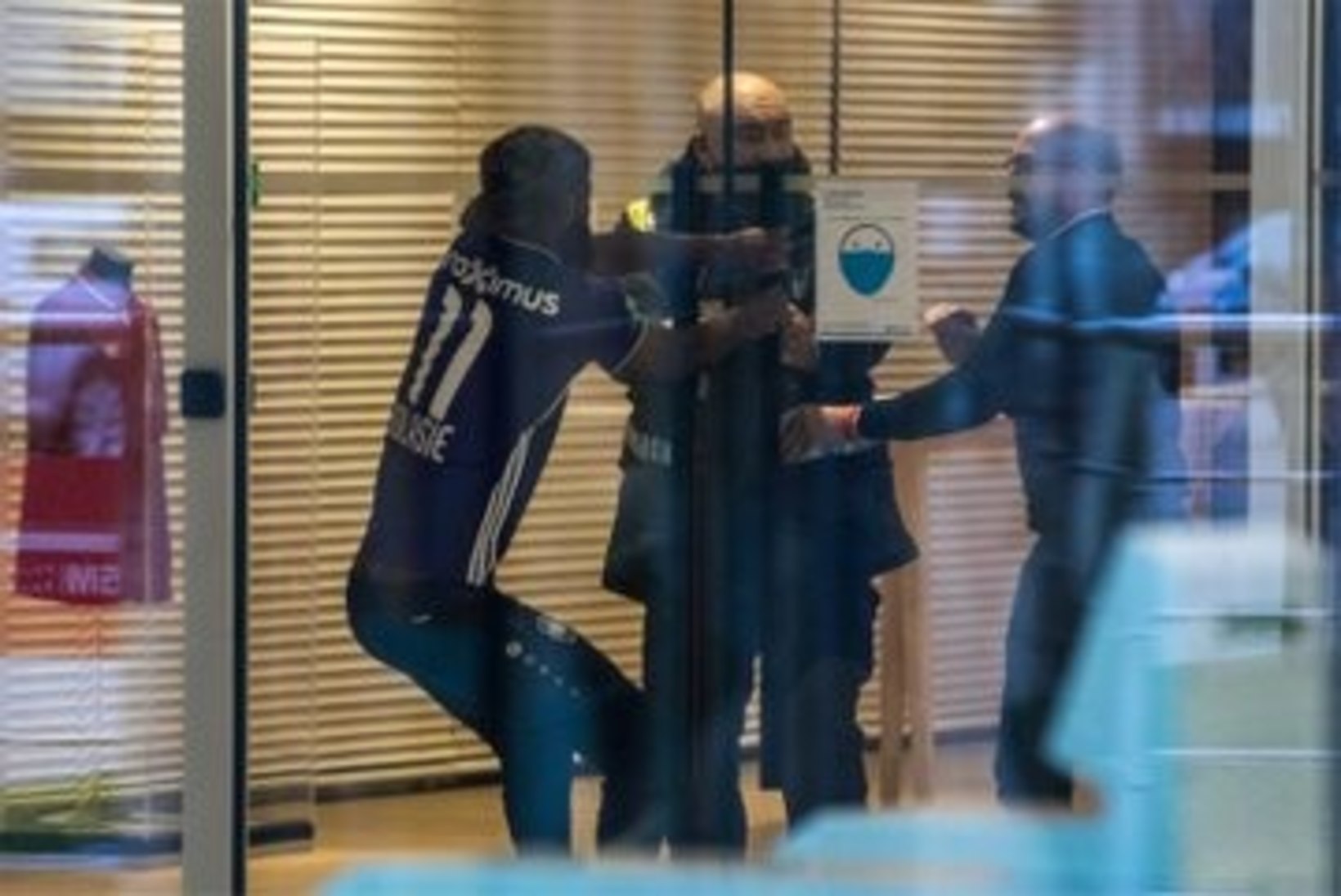 FOTOD | Protestiks konkurendi särgi selga tõmmanud jalgpallur jäi koduklubi ukse taha