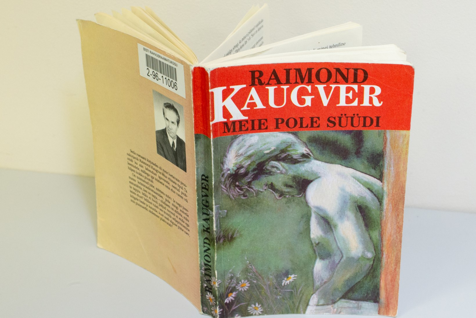 Raimond Kaugveri paralleelelud: naised, viin ja amputeeritud jalg, teisalt ürgne loojaanne, menukirjaniku staatus ja tohutud tiraažid