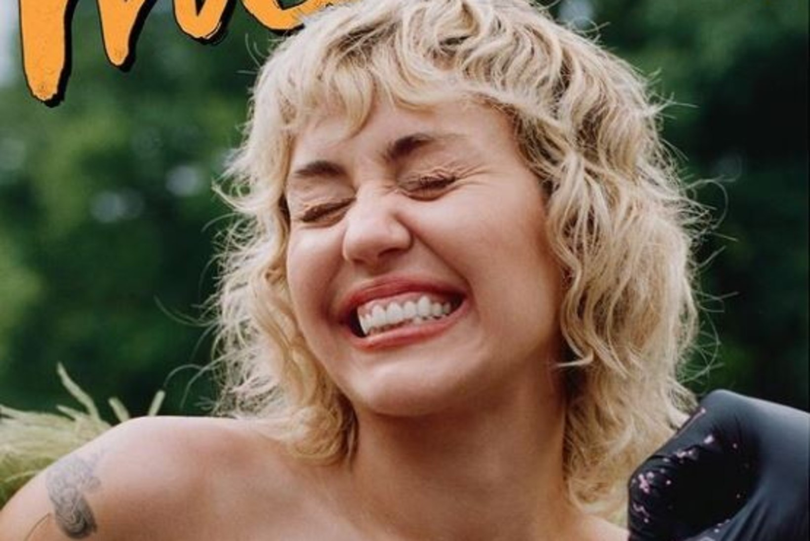 Miley Cyrus poseerib ajakirja kaanel paljaste rindadega
