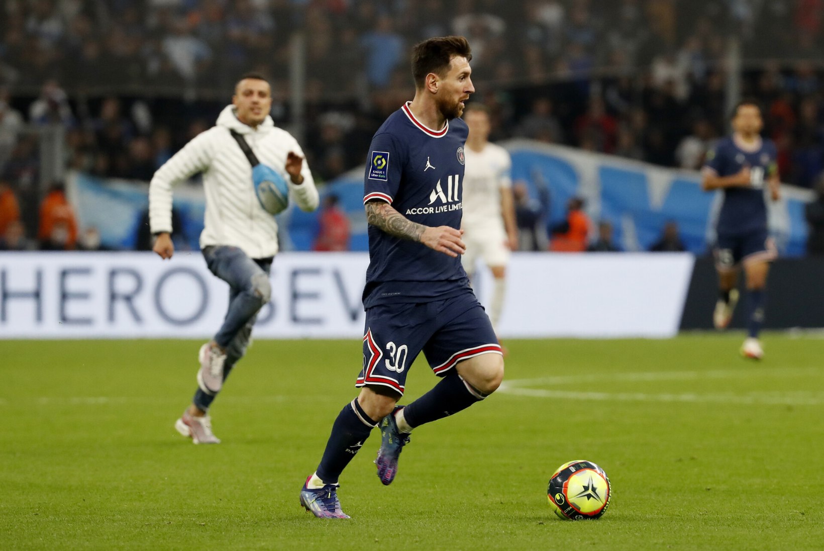 VIDEO | Väljakule pääsenud fänn asus Messit jälitama ja lörtsis ära PSG lubava rünnaku