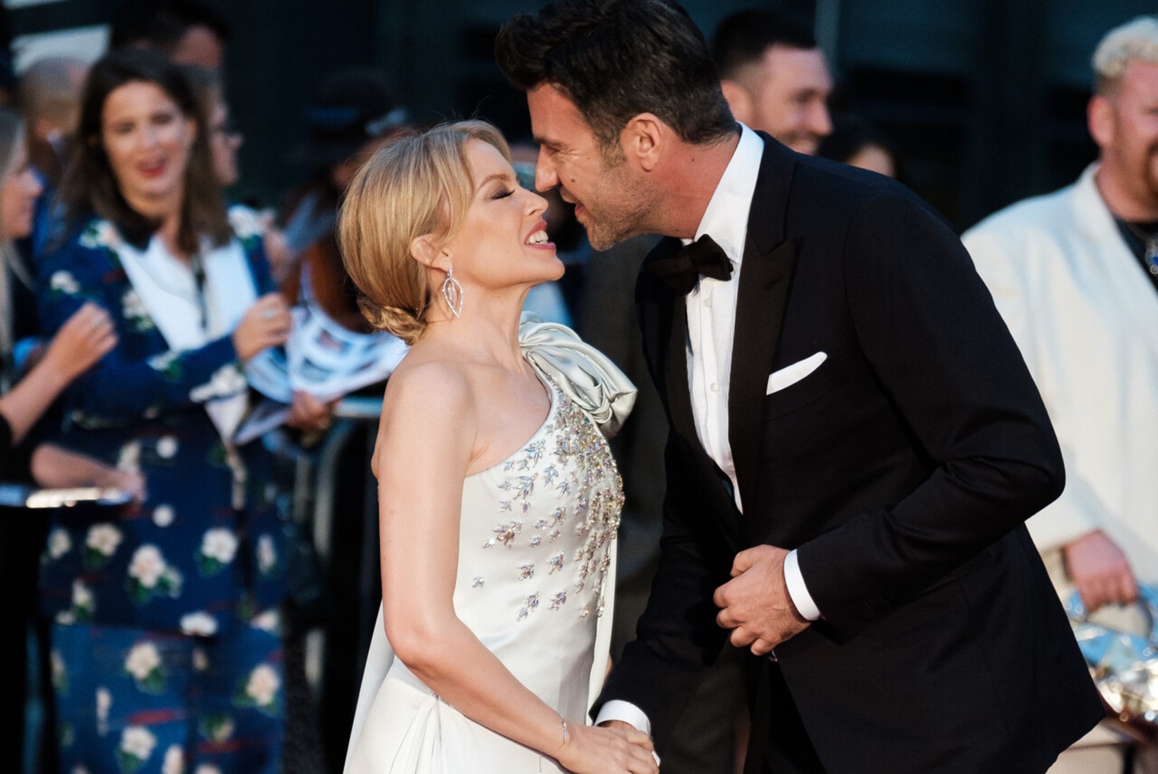 VEIDER: Kylie Minogue naaseb Austraaliasse, kuid peig jääb Londonisse