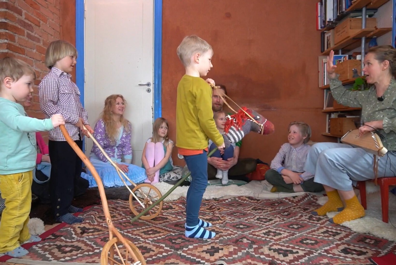 VAHVAD VIDEOD | Õpi Eesti pärimuslikke lastelaule koos lapse ja lõbusa videoga