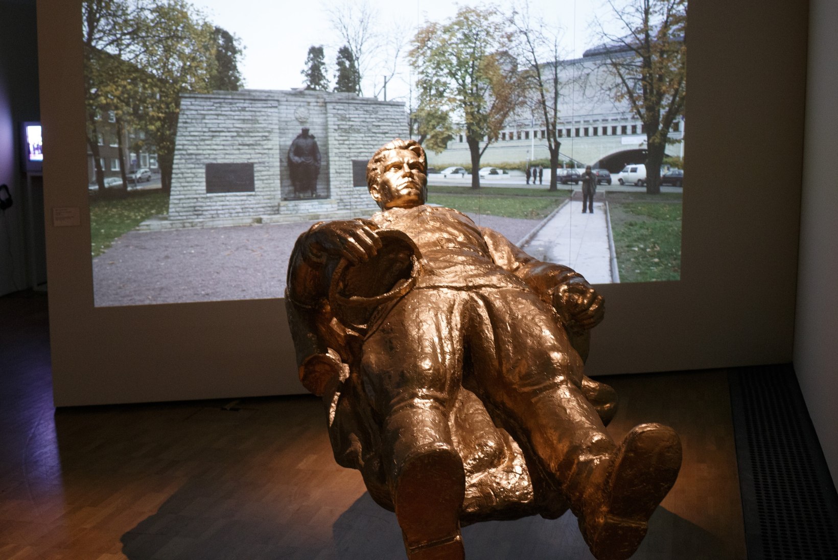 SKANDAALNE „JÄRELSÕDA“: kunstnik viis Aljoša monumendi kunagisele aukohale kuldsõduri, aga politsei eemaldas selle kiiresti