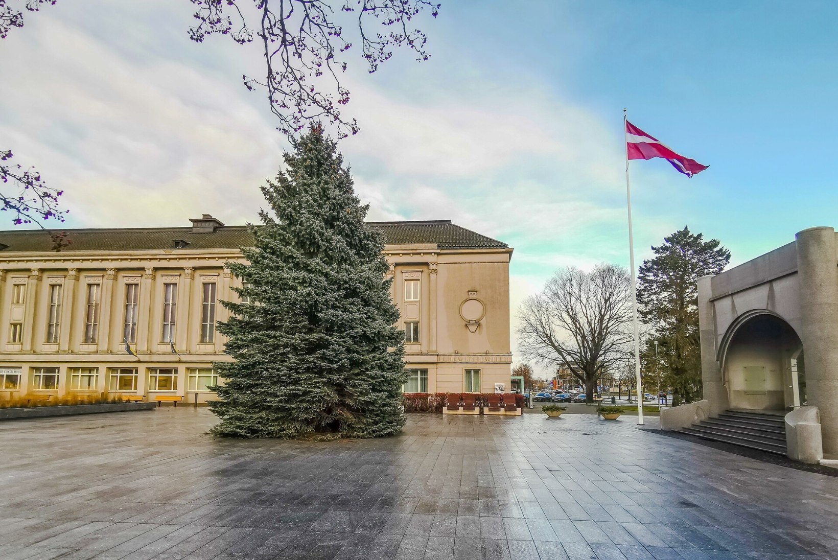 Pärnu südalinna Keskväljakule ja Iseseisvuse väljakule saabusid jõulupuud