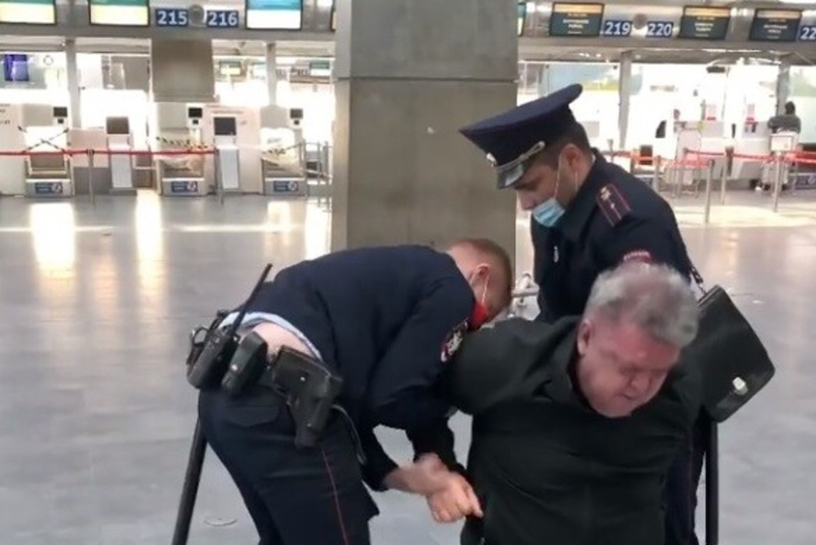 VIDEO | Maski asemel respiraatorit nõudnud ujumistreener leidis end peagi Pulkovo lennujaama põrandalt, käed selja taha väänatud