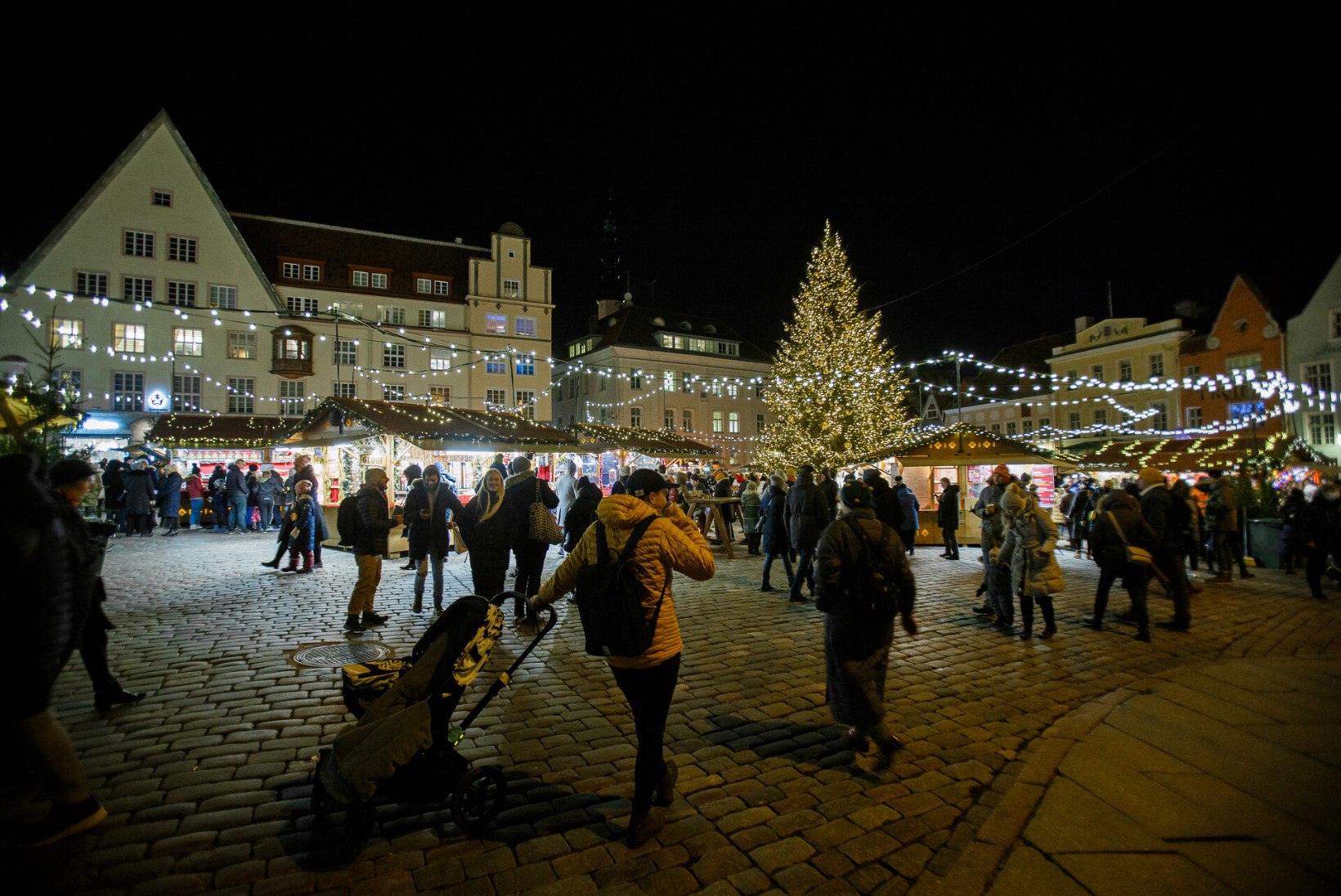 GALERII | Killuke muinasjuttu Raekoja platsil – avanes Tallinna jõuluturg 