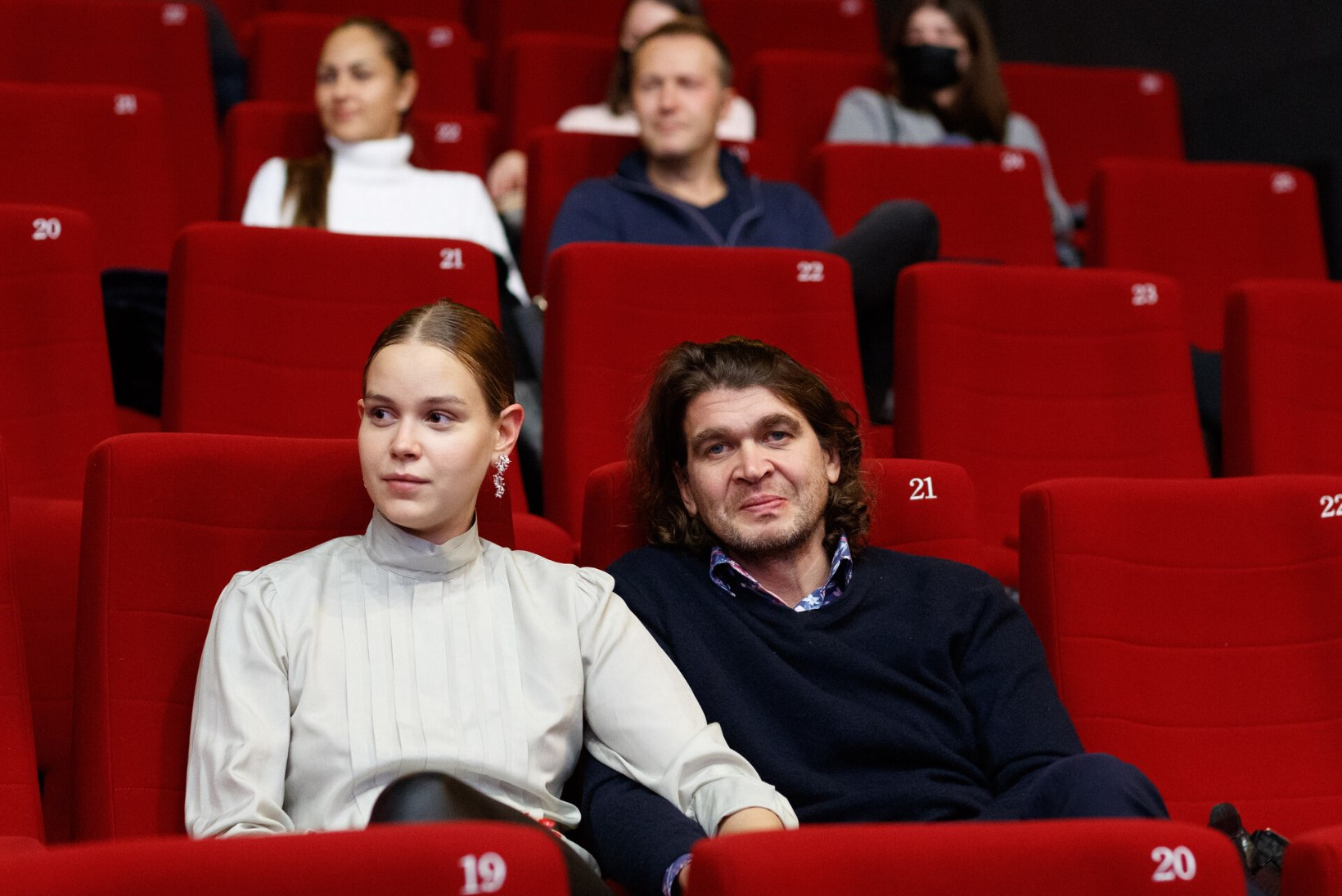 FOTO | Arbo Tammiksaar ja temast poole noorem pruut ei suutnud kinotoolidel teineteisest käsi eemale hoida