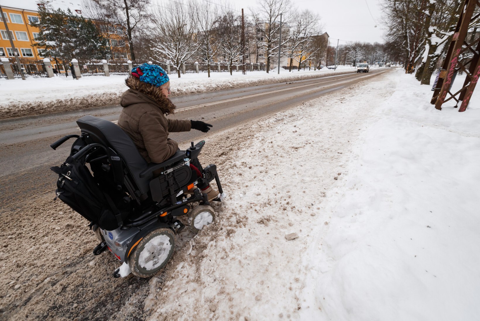 FOTOD ENNE JA PÄRAST: lumevangis olnud munitsipaalmaja ratastoolikasutajad said liikuma, kuid siin-seal peab eelistama sõiduteed