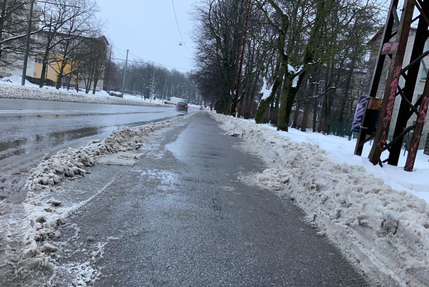 FOTOD ENNE JA PÄRAST: lumevangis olnud munitsipaalmaja ratastoolikasutajad said liikuma, kuid siin-seal peab eelistama sõiduteed